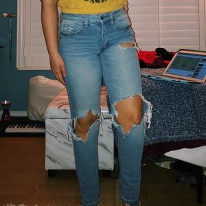 AMERICAN EAGLE RIPPED MID RISE DEMIN